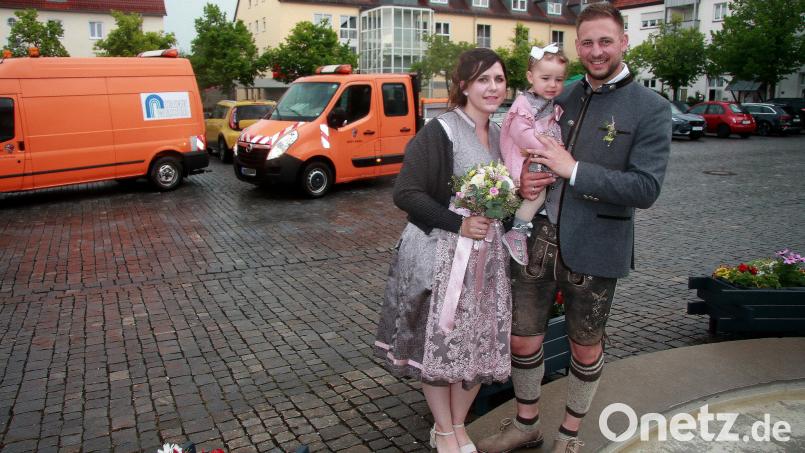 Nina Haberzett-Oppl und Patrick Oppl gaben sich im Wiesauer Rathaus das Ja-Wort. Mit dabei die einjährige Tochter Ida. Die Kollegen des Bräutigams überraschten das Paar mit einem Spalier von Bauhoffahrzeugen. Bild: wro
