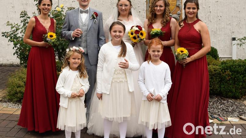 In der Kirche Mariä Himmelfahrt geben sich Tanja Sporrer und Patrik Pospisil das Jawort. Mit Blumenmädchen und Brautjungfern rücken sie nur kurz für das Foto eng zusammen. Trotz Corona-Vorgaben wird die Hochzeit zu einem Höhepunkt im Leben des Brautpaares. Bild: lep