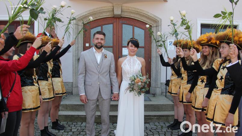 Die Jugendgarde von &quot;Rosamunde&quot; Mähring empfing das Brautpaar Nicole Dybicki und Jürgen Löw nach der standesamtlichen Trauung in einem Ehrenspalier. Bild: kro