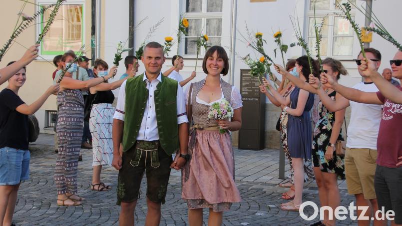 Nach der standesamtlichen Trauung wurden Miriam Männer und Philip Schnurrer von zahlreichen Freunden und Freundinnen im Ehrenspalier erwartet. Bild: kro