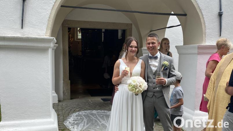 Julia und Martin Busch stoßen nach der Trauung in der Wallfahrtskirche St. Jodok in Tännesberg auf ihre gemeinsame Zukunft an. Bild: Josef Glas
