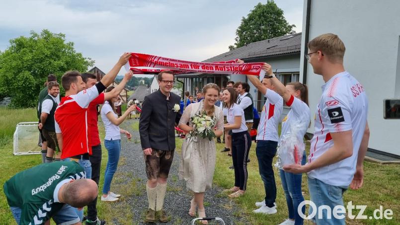 Nach der standesamtlichen Trauung von Franziska Eger und Christoph Striegl warten die Gratulanten auf das Brautpaar. Bild: fvo