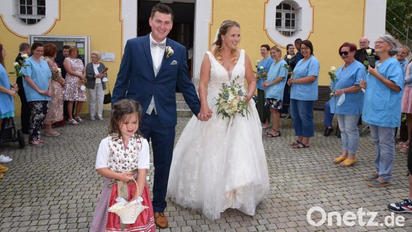 Ein langes Spalier erwartete das Brautpaar Melanie und Tobias Luber vor der Kirchentüre Bild: wku