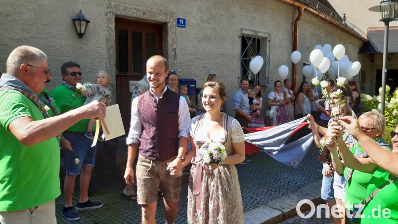 Susanne Hartmann und Christian Schweigl geben sich in der Burg Neuhaus das Jawort. Bild: Lowak