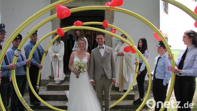 Ramona und Andreas Schiml beim Verlassen der Jakobus-Kirche in Marchaney. Bild: kro