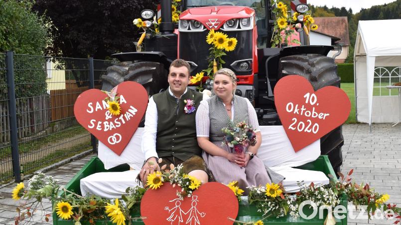 Nach der standesamtlichen Hochzeit stand für Sandra Sperber und Sebastian Gnahn ein prächtig geschmückter Schlepper bereit. Bild: no