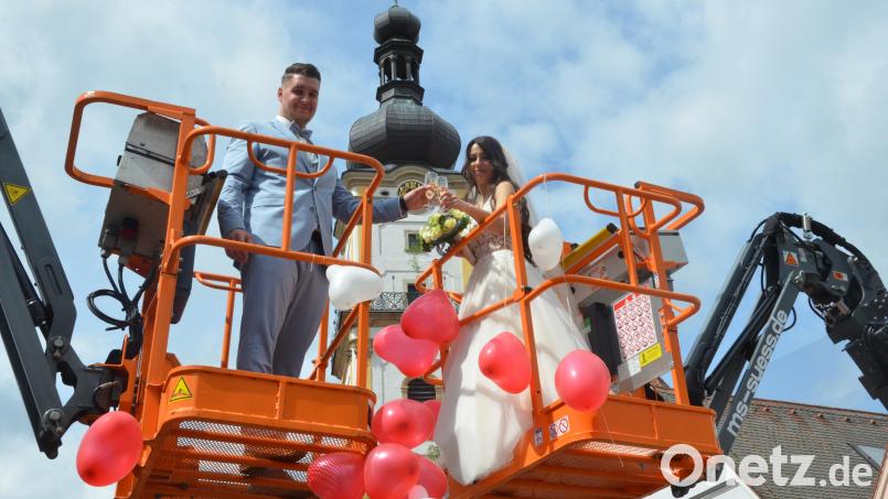 Denis und Eva stoßen in schwindelerregender Höhe auf ihr gemeinsames Glück an. Bild: Kunz