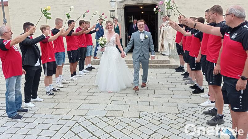 Die Fußballer des TSV Waldershof formierten sich zu einem Ehrenspalier für Christina Nowikov und Maximilian Aßmann. Bild: fpoz