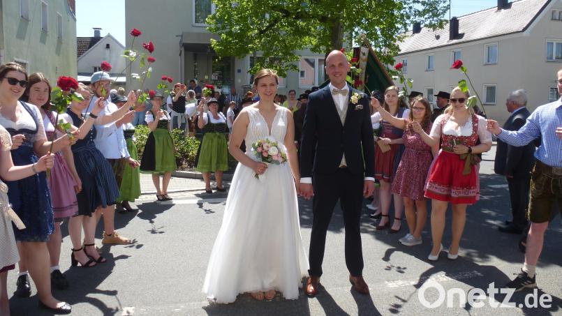 Riesenauflauf bei der Hochzeit des Jahres: Vom Kirchenportal bis hinüber zum Rathaus reichte das Ehrenspalier, das die Servicekräfte anführten. Bild: bk