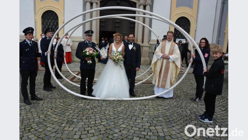 Mit einem Ehrenspalier gratulierte die Feuerwehr Pechofen zur Hochzeit von Fabienne Engelbrechtsmüller und Fabian Schaumberger. Bild: jr