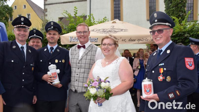 Für die Feuerwehren Namsreuth und Königstein gratulieren (von links) Hans-Jürgen Pirner, Jürgen Renner, Hermann Rumpler und Wolfgang Platzer dem frisch vermählten Brautpaar. Bild: wku