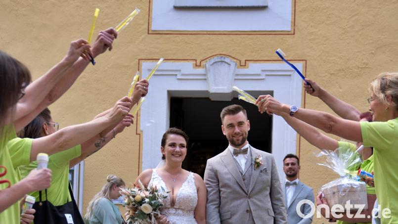 Jennifer und Michael Pirner wurden von den Beschäftigten der Zahnarztpraxis Raap mit einem Zahnbürstenspalier überrascht. Bild: wku