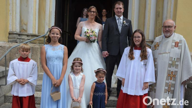 Kirchlich geheiratet haben am Samstag in der Stadtpfarrkirche St. Jakob Stefanie und Sebastian Käs, hier mit Stadtpfarrer Anton Witt. Im Vordergrund die Brautkinder Sophie, Emma und Mia (von links). Bild: jr
