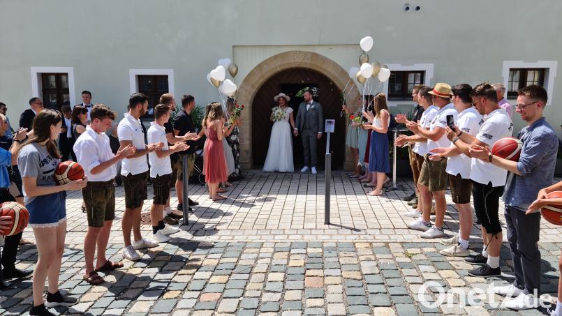 Viele Vereine standen für Kathrin und Christopher Spalier. Bild: sne