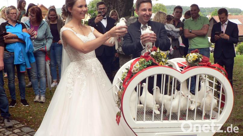 Nach dem kirchlichen Segen für ihren gemeinsamen Lebensweg lassen Daniela Stopfer und Maximilian Strauß zehn weiße Hochzeitstauben in den Himmel fliegen. Die Tauben stehen als Symbol für Liebe und Treue. Bild: lep