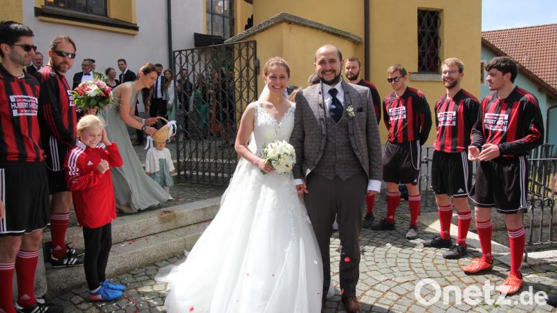 Anna-Maria Stier und Daniel Konrad gaben sich in der Expositurkirche Stein das Jawort. Nach der Trauung durchschritten sie ein langes Ehrenspalier. Bild: kro