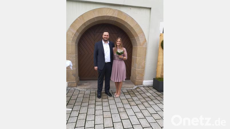 Das Ja-Wort gaben sich am vergangenen Samstag Madlen Lehmann und Michael Geigenmüller vor Bürgermeister Bernhard Stangl. Nach der standesamtlichen Trauung wurden die frisch Vermählten von den Familienangehörigen, Freunden, Arbeitskollegen und Mitgliedern der Feuerwehr Schlammersdorf erwartet. Bild: mng