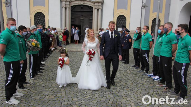 Durch ein langes Ehrenspalier schritten nach der Trauung in der Basilika Sabrina Sommer und Christian Weig. Mit dabei war auch das Brautmädchen Selin. Bild: kro