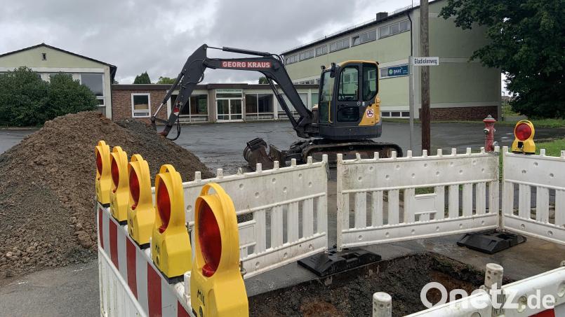 Ein Bagger steht vor der ehemaligen Grundschule in Kohlberg. Dort wird die Straße aufgegraben, um einen kaputten Wasserschieber zu reparieren. Bild: Stefanie Roth
