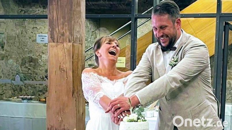 Das Brautpaar Katja und Tobias Meidinger hat Spaß beim Anschneiden der Hochzeitstorte. Bild: Jonas Dittrich/exb