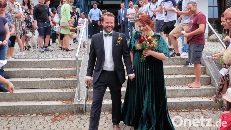 Thomas Trottmann aus Friedenfels und Jennifer Saalfrank aus Bad Neualbenreuth freuten sich nach der Trauung über viele Glückwünsche. Bild: bsc