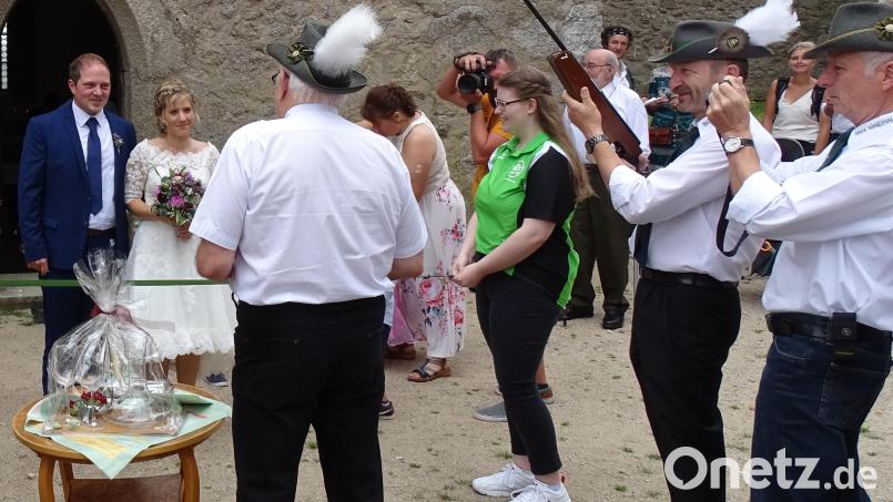 Eine fesche Abordnung des Waidhauser Schützenvereins 1864 gratuliert Rudi und Katharina Grundler (von links) im Burghof zur Vermählung. Bild: fjo