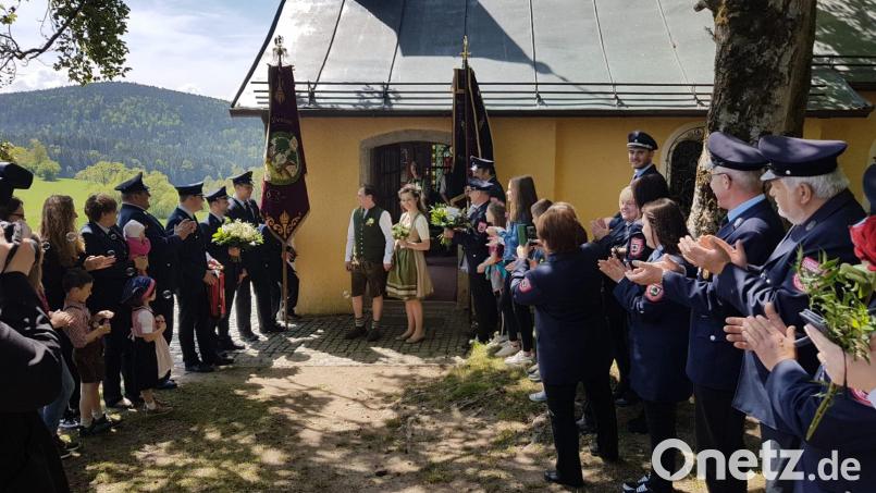 Mitglieder der Feuerwehr standen für das Ehepaar Spalier. Bild: bgl