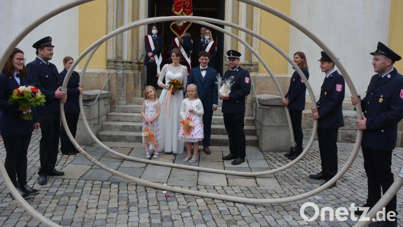 Kirchlich geheiratet haben am Samstagnachmittag in der Stadtpfarrkirche St. Jakob in Mitterteich Silvia Härtl (geborene Schulz) und Matthias Härtl. Nach der Trauung bildete die Feuerwehr Pechofen ein Ehrenspalier. Mit dabei waren auch die Blumenmädchen Sandra (links) und Margaretha. Bild: jr