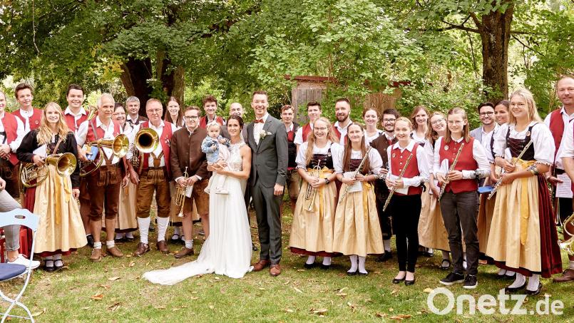 Das Brautpaar mit Tochter Ida inmitten der Blaskapelle Bild: amö