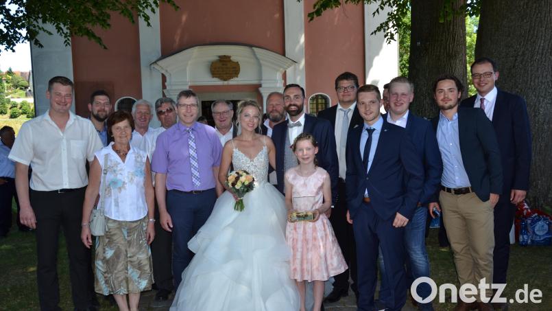 Über viele Glück- und Segenswünsche freuen sich Christina März und Armin Bulenda. Auch Brautmädchen Charlotte Roth gratuliert. Bild: gi