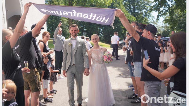 Die Hüttenfreunde Bernrieth gratulieren Julia und Christoph Gmeiner nach der Trauung. Bild: fvo