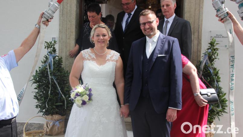 Gabi Schwarz und Nico Schmidkonz gaben sich in der St. Jakobus-Kirche in Marchanay das Ja-Wort. Die Feuerwehr Naab empfing das Brautpaar im Ehrenspalier. Bild: kro