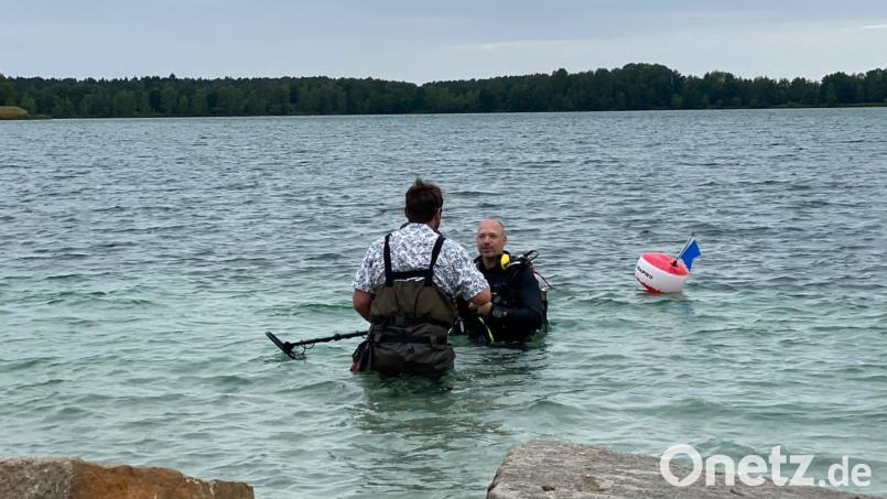 Andreas Deisler (rechts) und Janik Ratke (links) helfen Gregor Bodensteiner im Murner See bei der Suche nach dem verlorenen Ehering - leider ohne Erfolg. Bild: Gregor Bodensteiner/exb