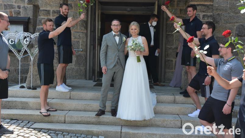 Carina Hesl und Christoph Pirner wurden nach der kirchlichen Trauung in St. Michael in Brand von einem Ehrenspalier der Fußballer des TSV Konnersreuth, dem Burschenverein Pechbrunn und den Arbeitskollegen der Braut erwartet. Bild: jr