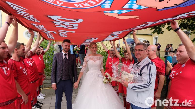 Eine große Hochzeitsgesellschaft gratulierte dem jungen Brautpaar Florian Stadler und Lisa-Maria Rast, darunter auch die Flosser Bayernfans mit 2. Vorsitzenden Harald Sigritz. Bild: le