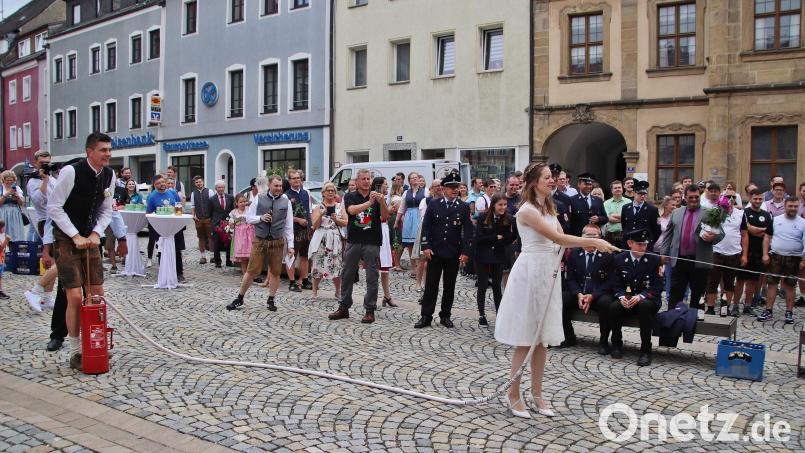 Braut Veronika versucht die Aufgabe, die ihr die Feuerwehr gestellt hat, zu lösen. Bräutigam Jürgen gibt ihr lautstark Tipps. Bild: jma
