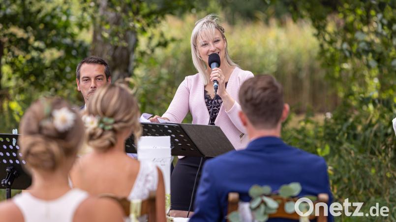 &quot;Kraft der mir verliehenen Ehre&quot; erklärt die freie Traurednerin Christina Werner Paare zu Mann und Frau. Bild: Johann Ziereis/exb