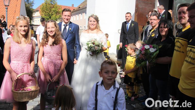 Eva und Florian Gleißner beim Verlassen der Stadtpfarrkirche. Bild: kro