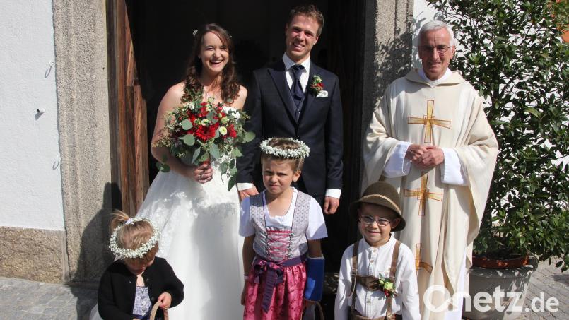 Monika und Markus Schedl beim Verlassen der Kappl-Kirche. Rechts Pfarrer Josef Triebenbacher, ein Onkel der Braut, der die Trauung vornahm. Vorne die Brautkinder Magdalena, Luisa und Jonathan. Bild: kro