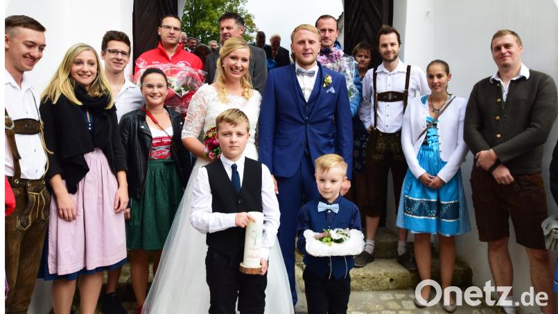 Ein langes Spalier wartete auf die Frischvermählten beim Verlassen der St.-Veit-Kirche. Bild: no
