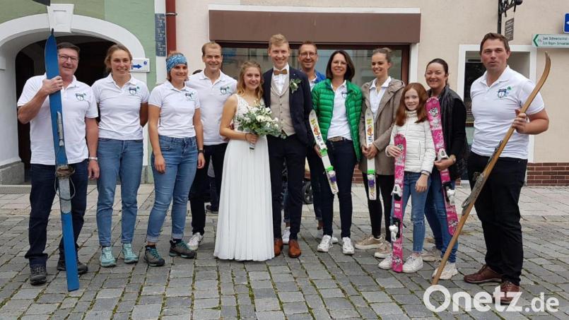 Die Skiclub-Freunde hatten symbolisch ihre Brettln mitgebracht, damit Lena und Joshua Winter ins Eheglück rutschen können. Bild: Monika Steffens/exb