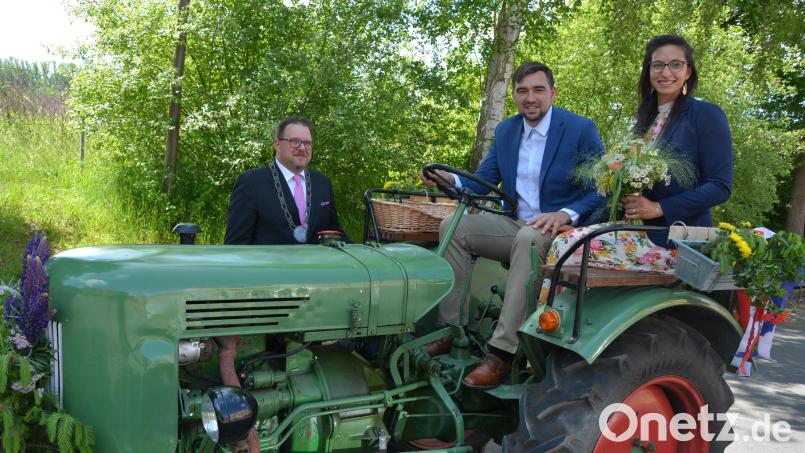 Bürgermeister Stephan Schübel (links) nahm im Pechbrunner Rathaus die standesamtliche Trauung von Simon Döllinger und seiner französischen Frau Victoria Chardard vor. In der kommenden Woche wird im Elsass kirchlich geheiratet. Wohnen wird das junge Paar in Pechbrunn. Bild: jr