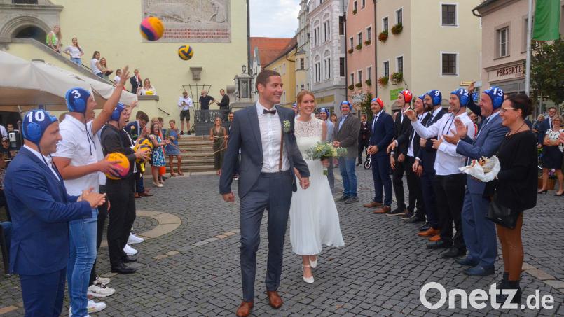 Die Wasserballmannschaft des Weidener Schwimmvereins stand für ihren Kapitän Thomas Kick und dessen Braut Sandra Danzl Spalier. Bild: Kunz