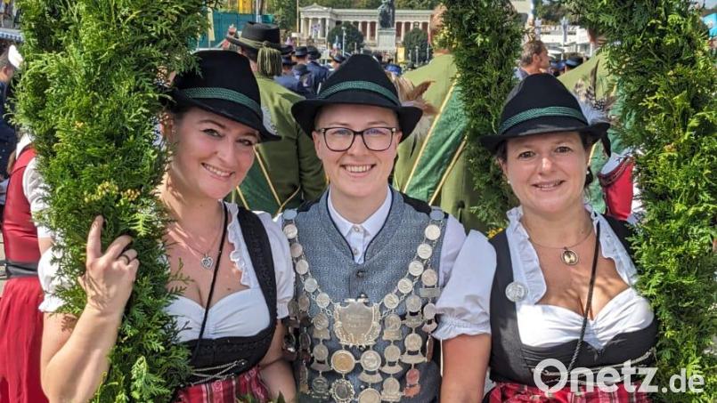 Christina Schuller, Sabrina Hößl und Verena Kraus (von links) marschierten beim Oktoberfestzug mit. Bild: Schützengesellschaft &quot;Andreas Hofer&quot; Fuchsmühl/exb