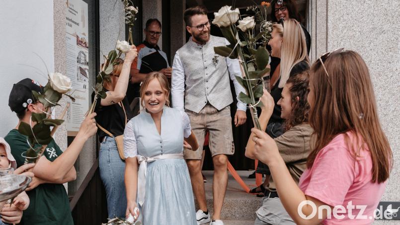 Carina Ollermann und Florian Zimmert beim Verlassen des Rathauses, als eine große Schar von Angehörigen, Arbeitskollegen und Freunden auf das Paar wartete. Bild: Vivian Sicilio Photography/exb