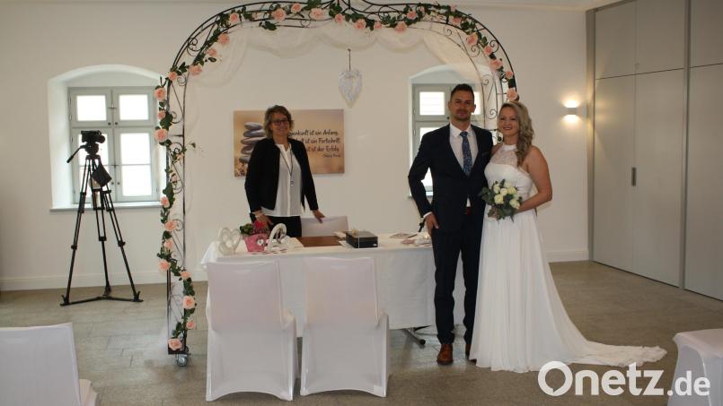 Nach jahrzehntelanger Pause &quot;traut sich&quot; in Trabitz wieder ein Paar standesamtlich: Im Meierhof besiegelt Bürgermeisterin Carmen Pepiuk (links) den Ehebund von Florian und Carina Merkl. Bild: bjp