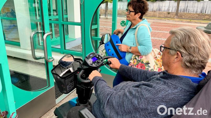 Kein öffentlicher Badebetrieb mehr vor 13 Uhr: Inge Marschalek aus Weiden ist enttäuscht, ebenso Kurt Zienert, der seit 25 Jahren fast täglich baden geht. Bild: Gabriele Schönberger