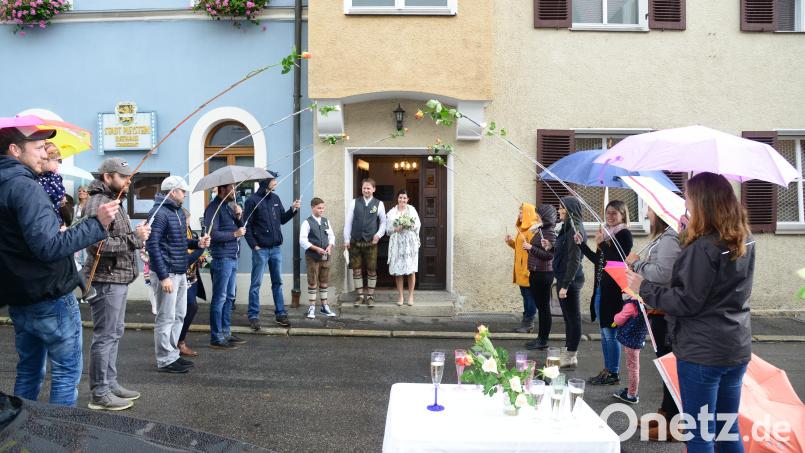 Markus Schwandner und Karina Schwandner, geborene Ertl, werden nach der standesamtlichen Trauung von ihren Freunden vor dem Rathaus empfangen. Sohn Jonas freut sich über die Hochzeit seines Vaters. Bild: bey