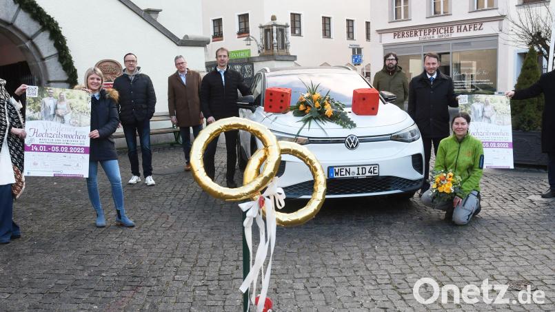 Die beteiligten Partner freuen sich vor dem alten Rathaus in Weiden über den Start der Hochzeitswochen. Bild: Gabi Schönberger