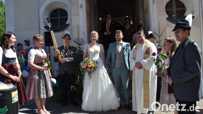 Jonas Weiß aus Etzgersrieth und Julia Bauer aus Heumaden haben geheiratet. Pfarrer Udo Klösel hat das junge Paar getraut. Eine Abordnung des Schützenvereins St. Georg Etzgersrieth gratuliert dem Schützenmeister und seiner Braut. Bild: gi